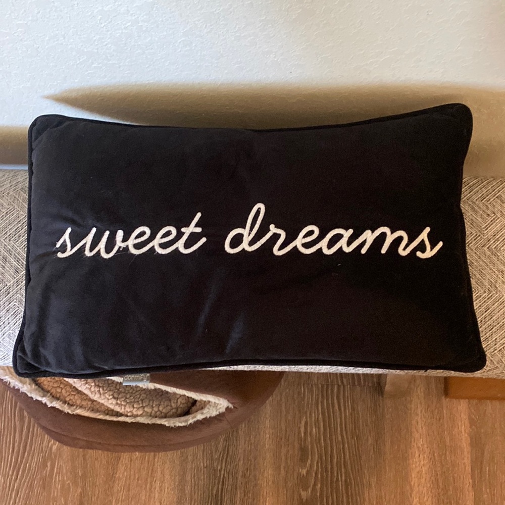 Black & white sweet dreams pillow